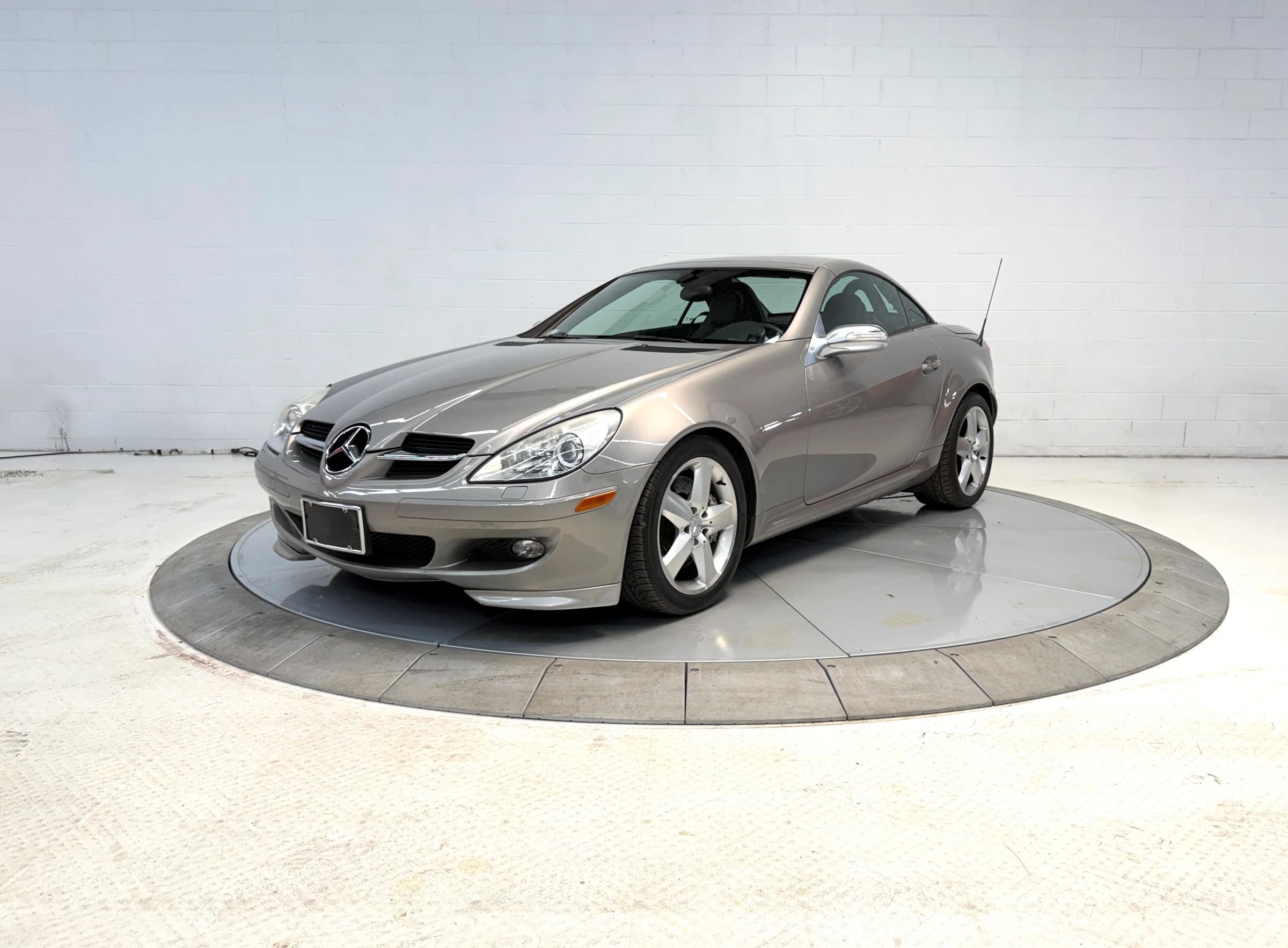 Used 2005 Mercedes-Benz SLK 350 image 2
