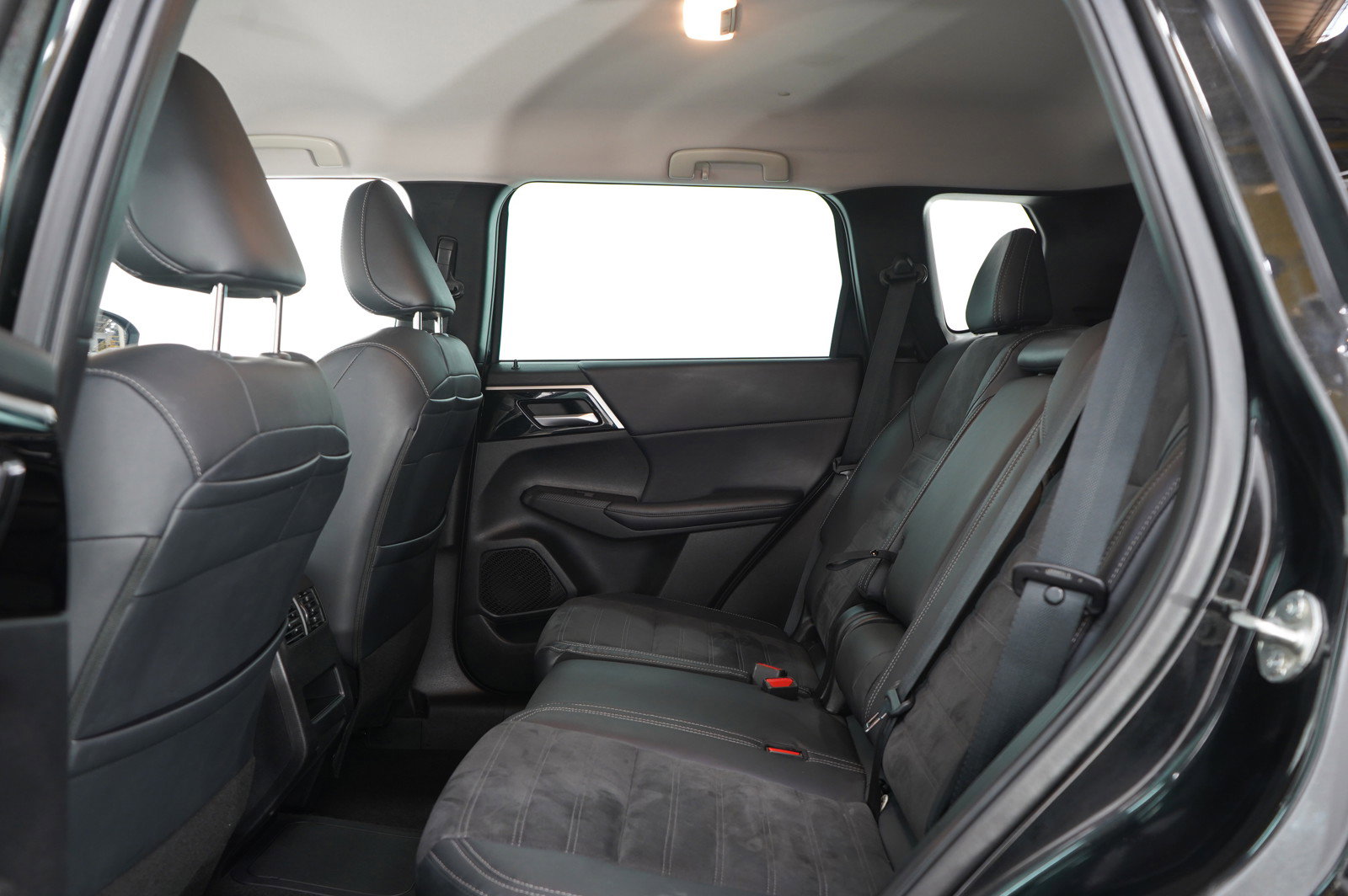 Used 2023 Mitsubishi Outlander SE image 21