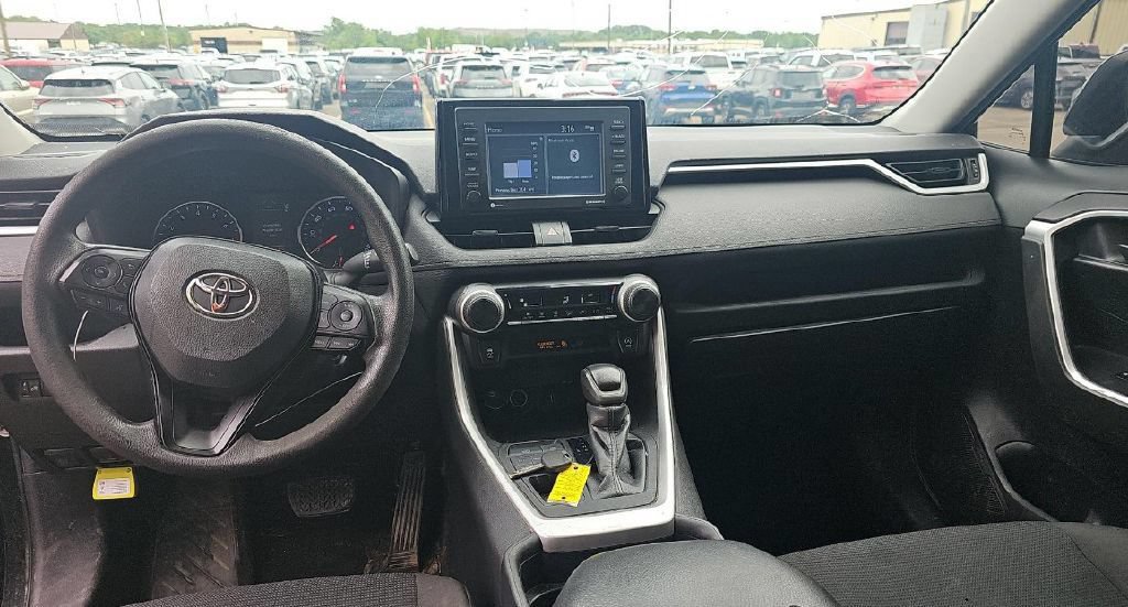 Used 2021 Toyota RAV4 LE AWD/4WD image 2