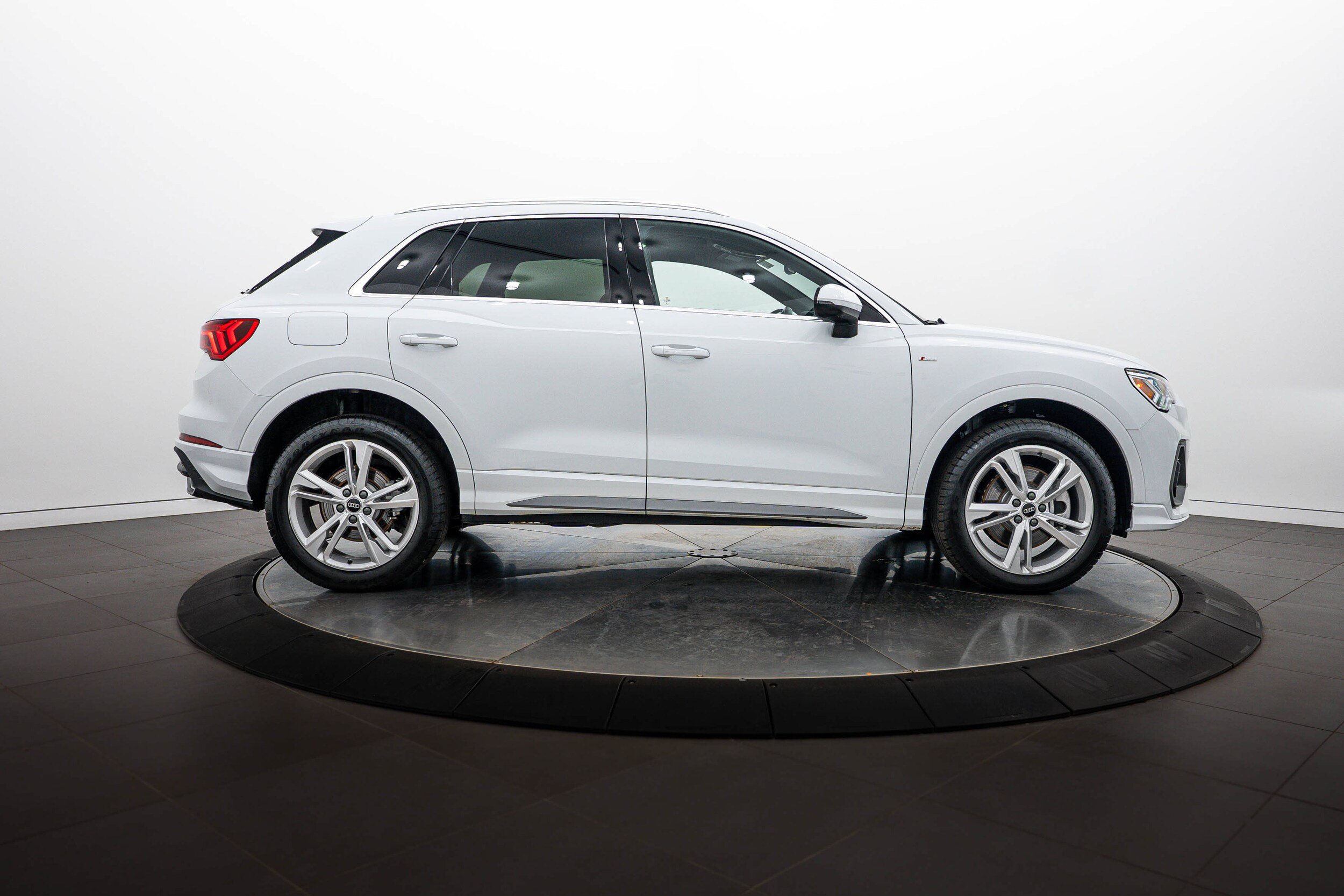 Certified 2023 Audi Q3 2.0T Premium Plus w/ Premium Plus Package AWD/4WD image 3