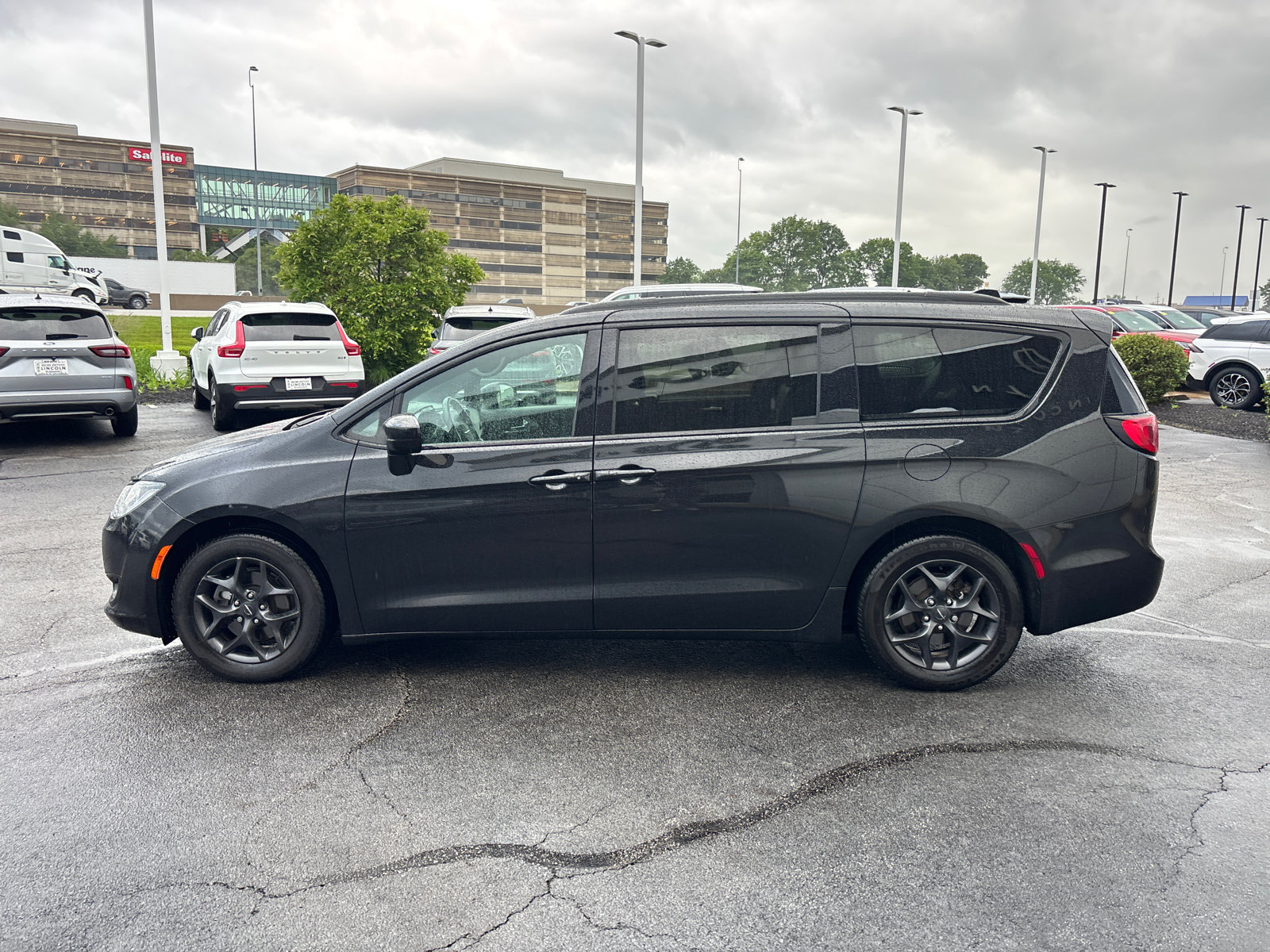 Used 2020 Chrysler Pacifica Touring-L Plus FWD image 4