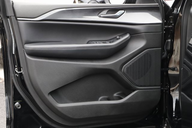 Used 2023 Jeep Grand Cherokee Laredo image 14