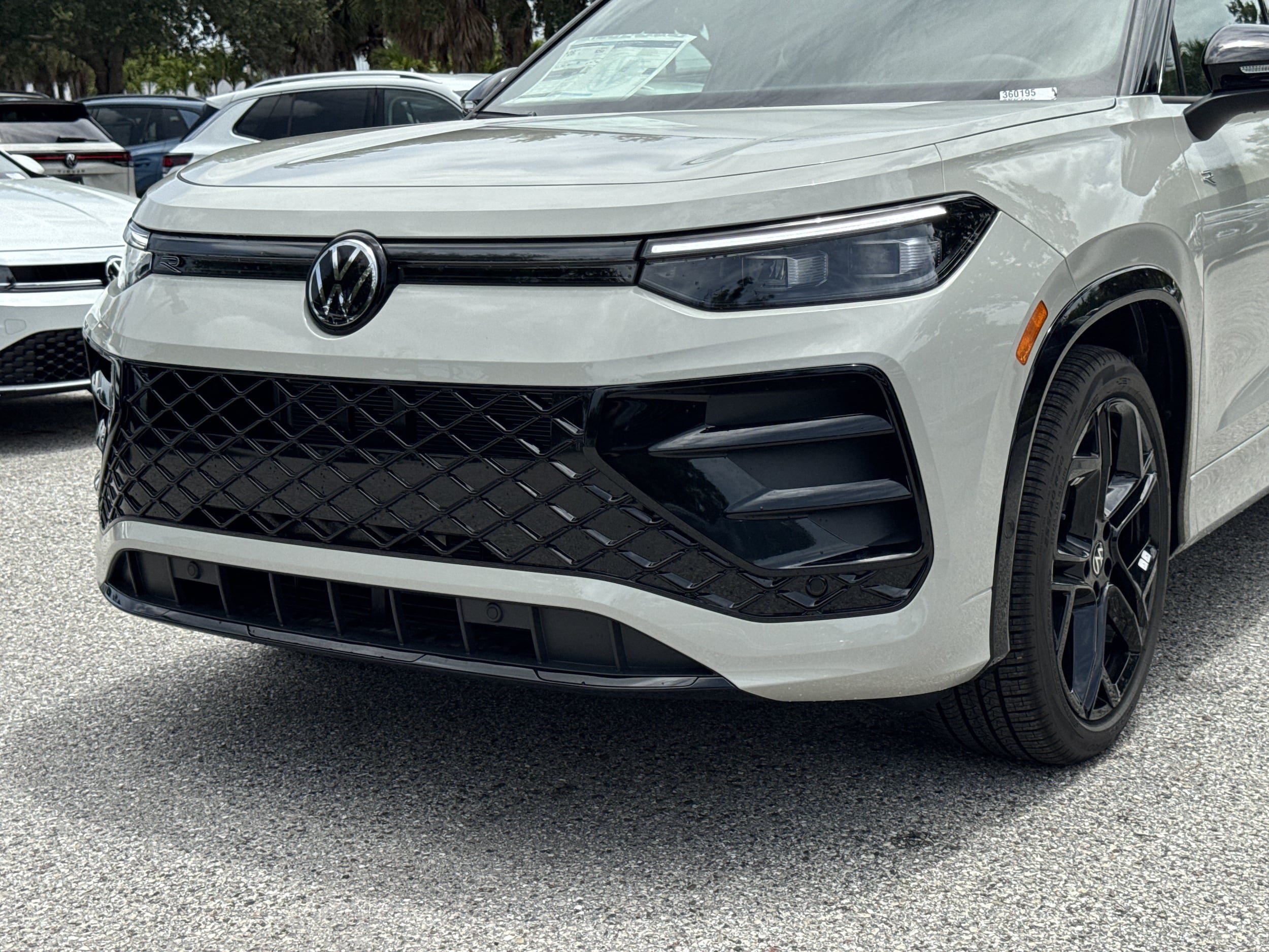 New 2026 Volkswagen Tiguan SE R-Line FWD image 8