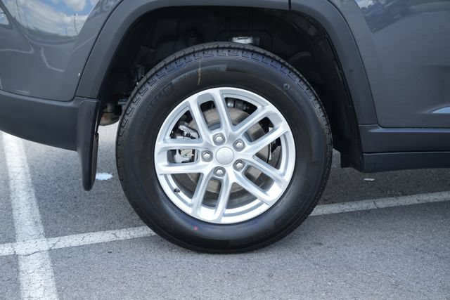 New 2026 Jeep Grand Cherokee Laredo w/ Trailer Tow Package AWD/4WD image 45