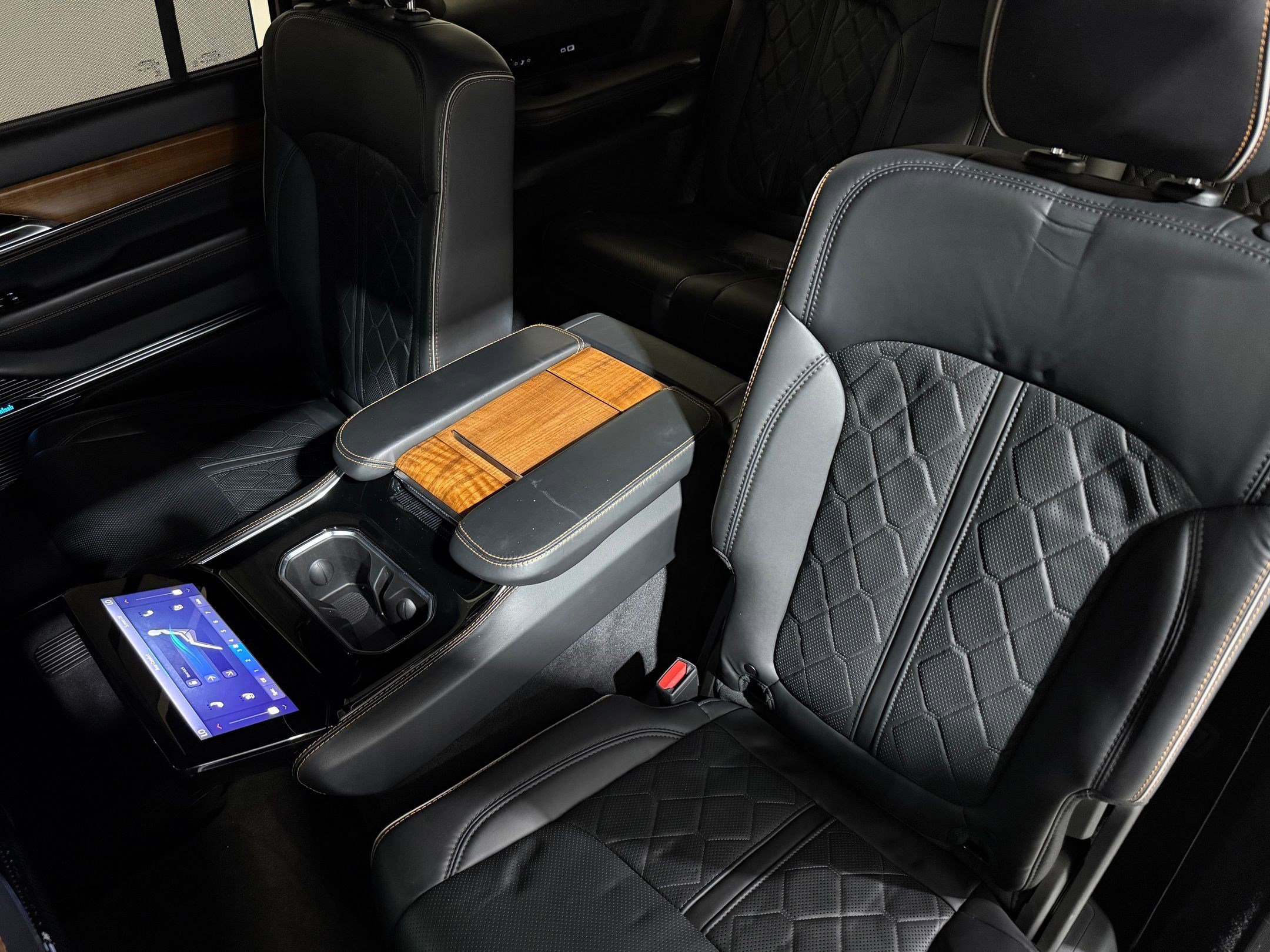 Used 2024 Jeep Grand Wagoneer Series III w/ HD Trailer Tow Package image 45