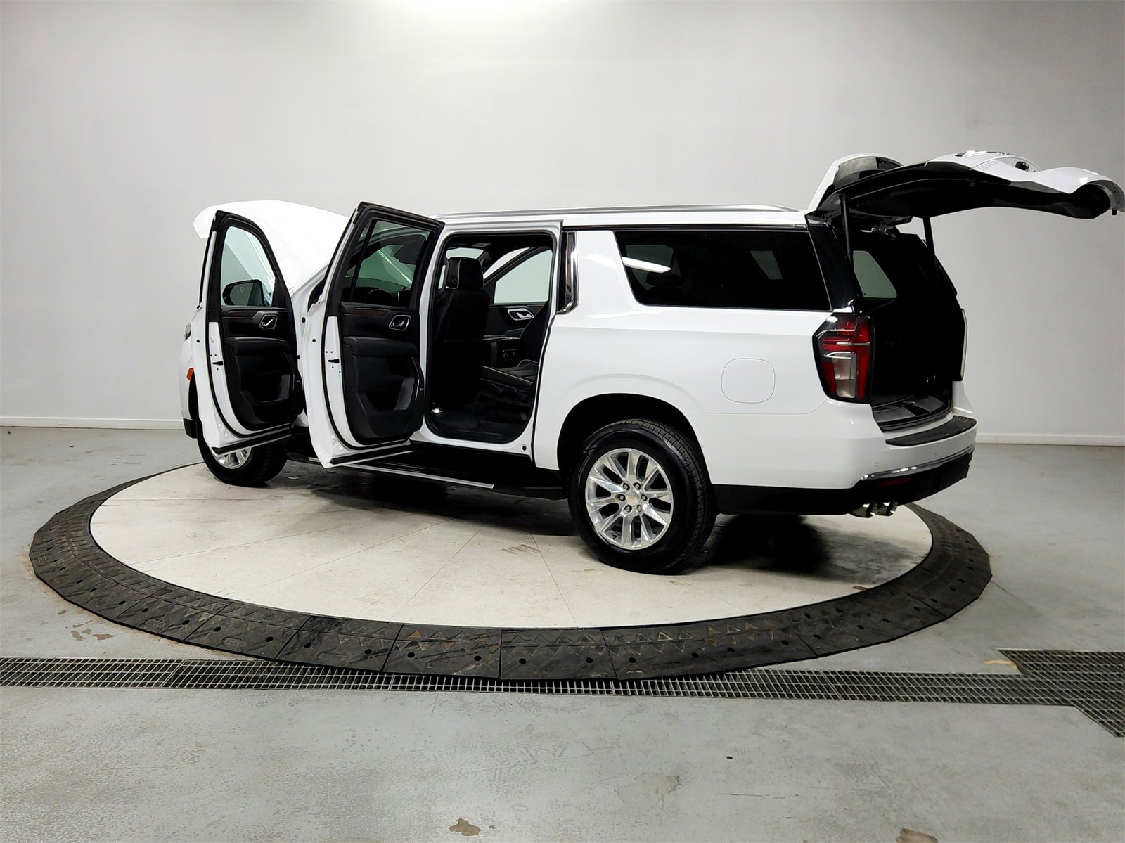 Used 2023 Chevrolet Suburban Premier image 13