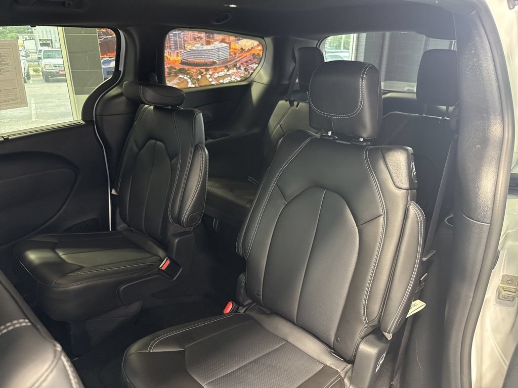 Used 2025 Chrysler Pacifica Select FWD image 11
