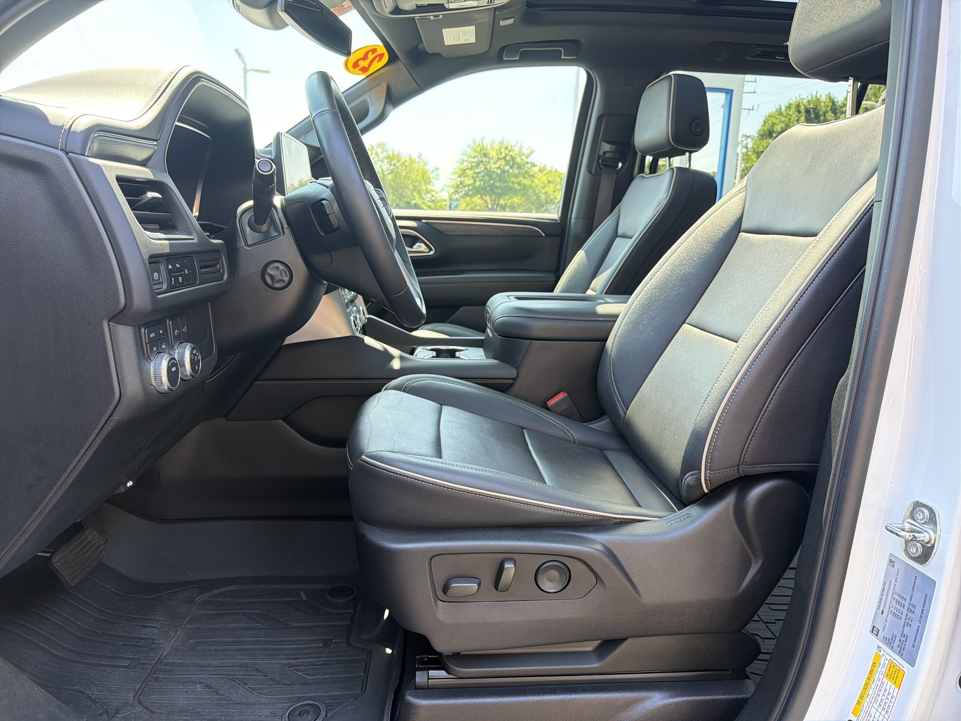 Used 2023 GMC Yukon XL SLT w/ SLT Luxury Package AWD/4WD image 16