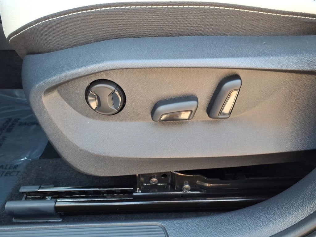 Certified 2025 Volkswagen Taos SE image 19