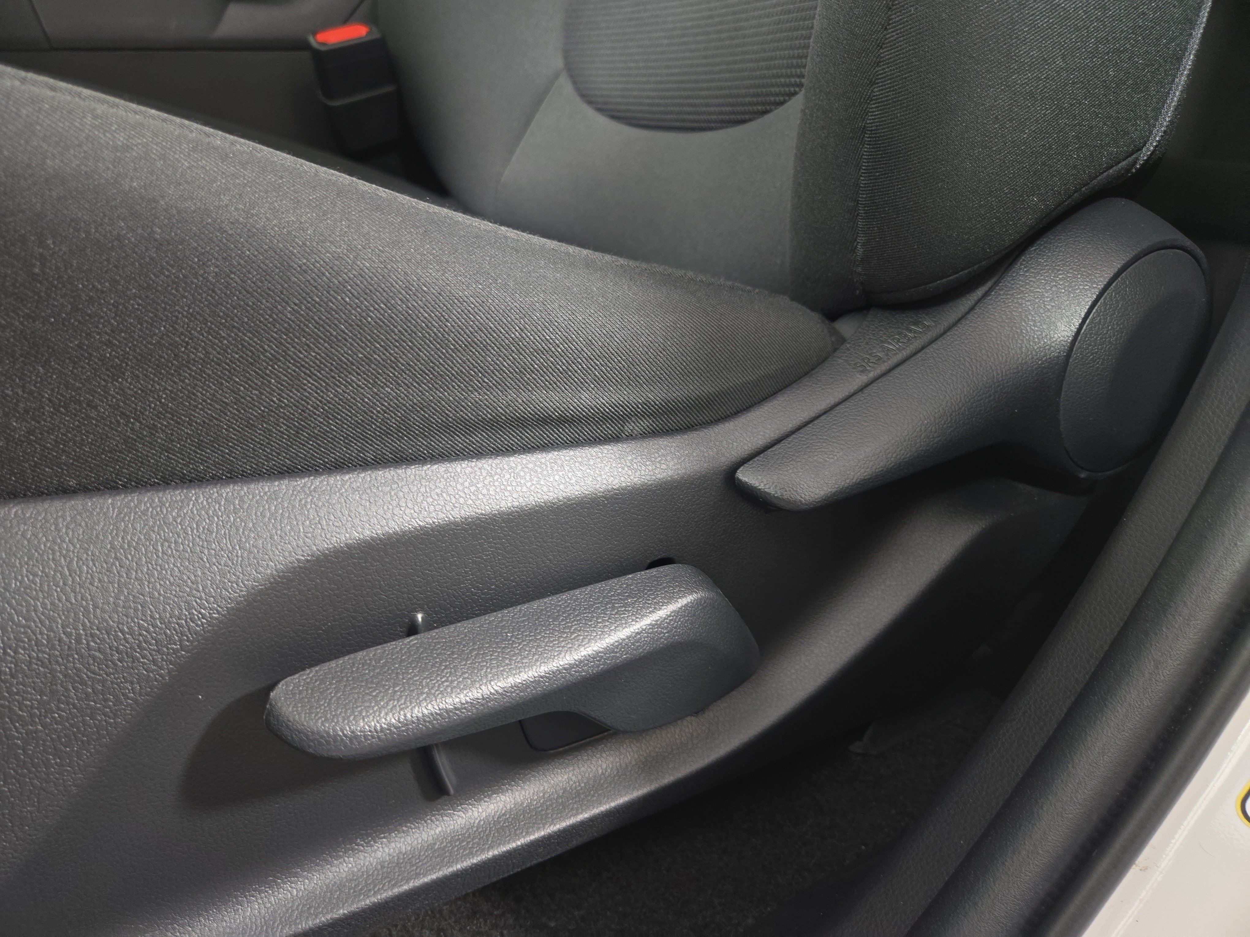 Used 2021 Toyota RAV4 LE AWD/4WD image 30