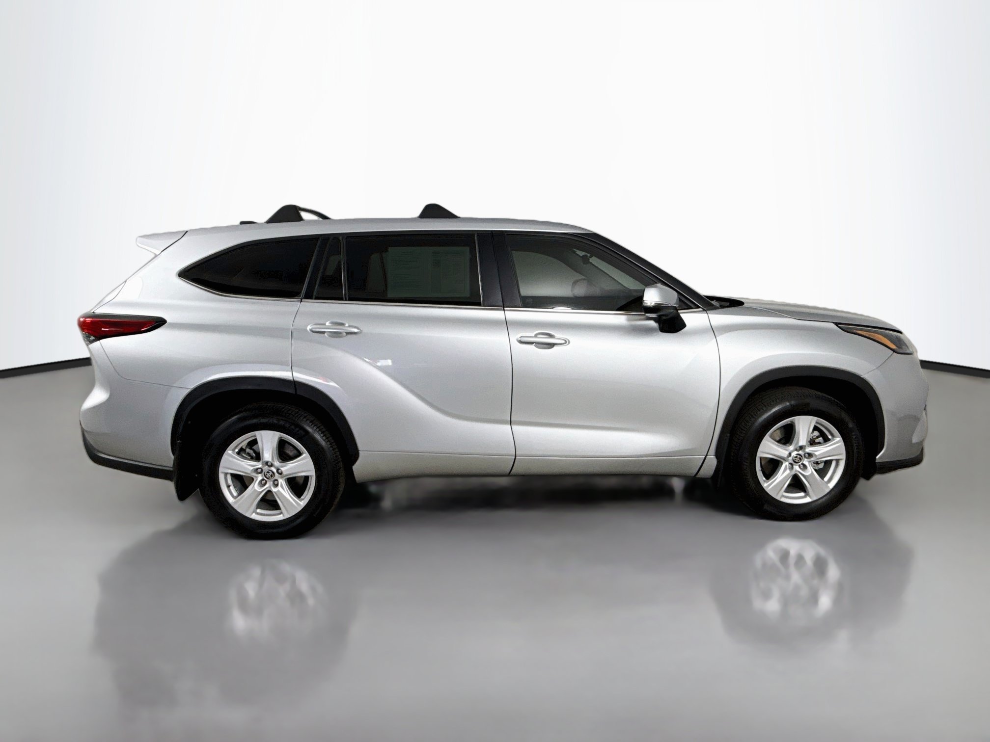 Used 2023 Toyota Highlander LE AWD/4WD image 9