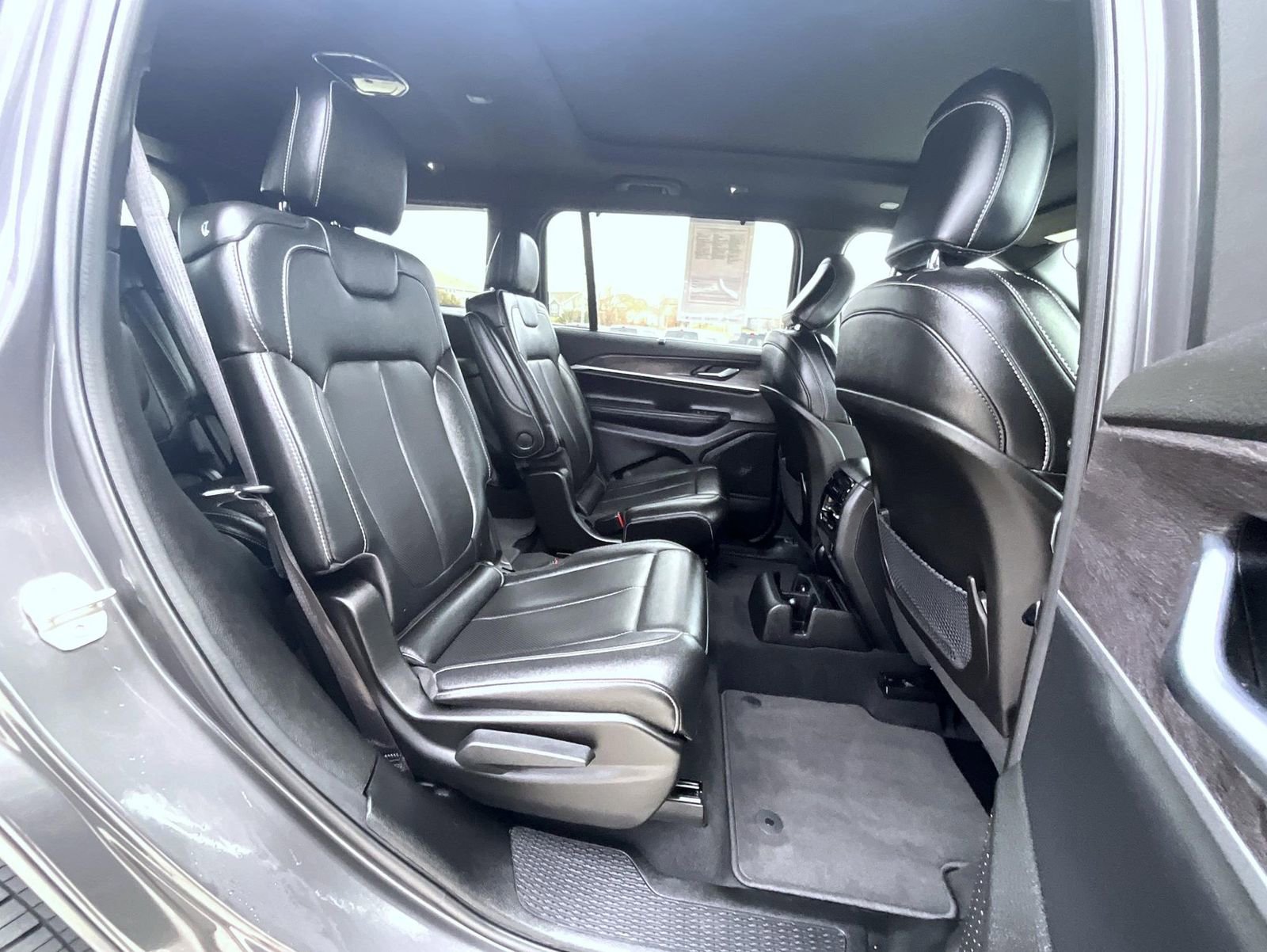 Used 2024 Jeep Grand Cherokee L Limited w/ Luxury Tech Group II image 19