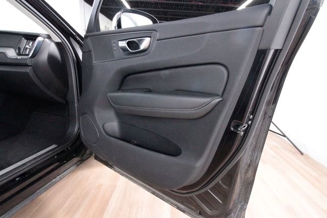 Certified 2025 Volvo XC60 B5 Plus image 24