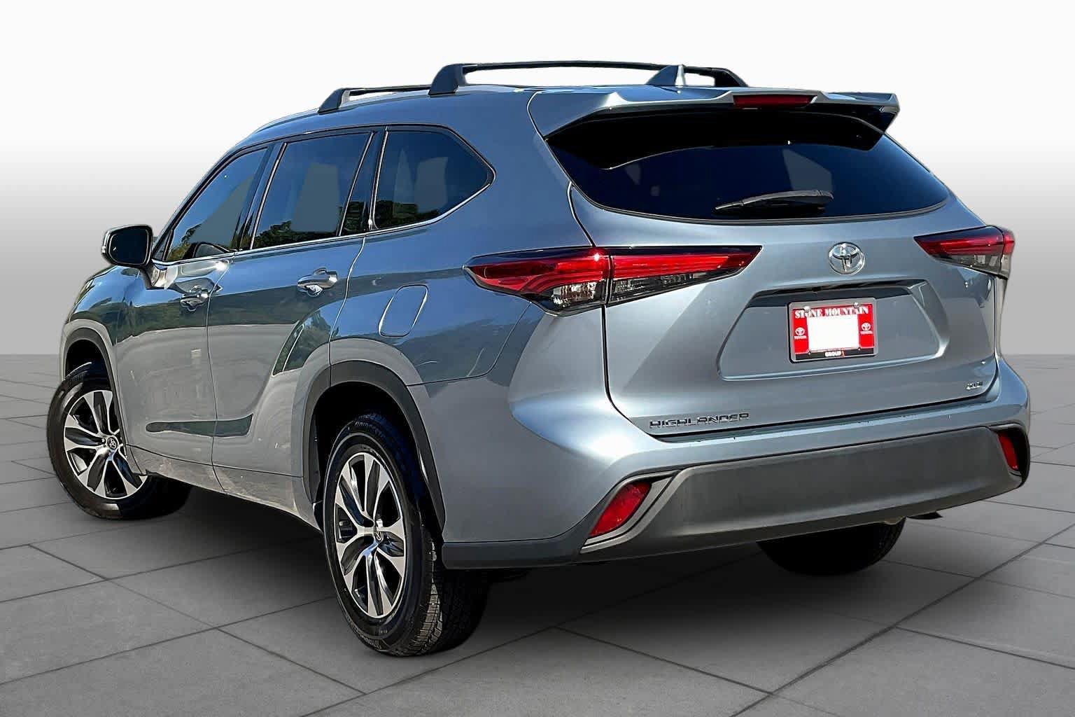 Used 2022 Toyota Highlander XLE FWD image 12