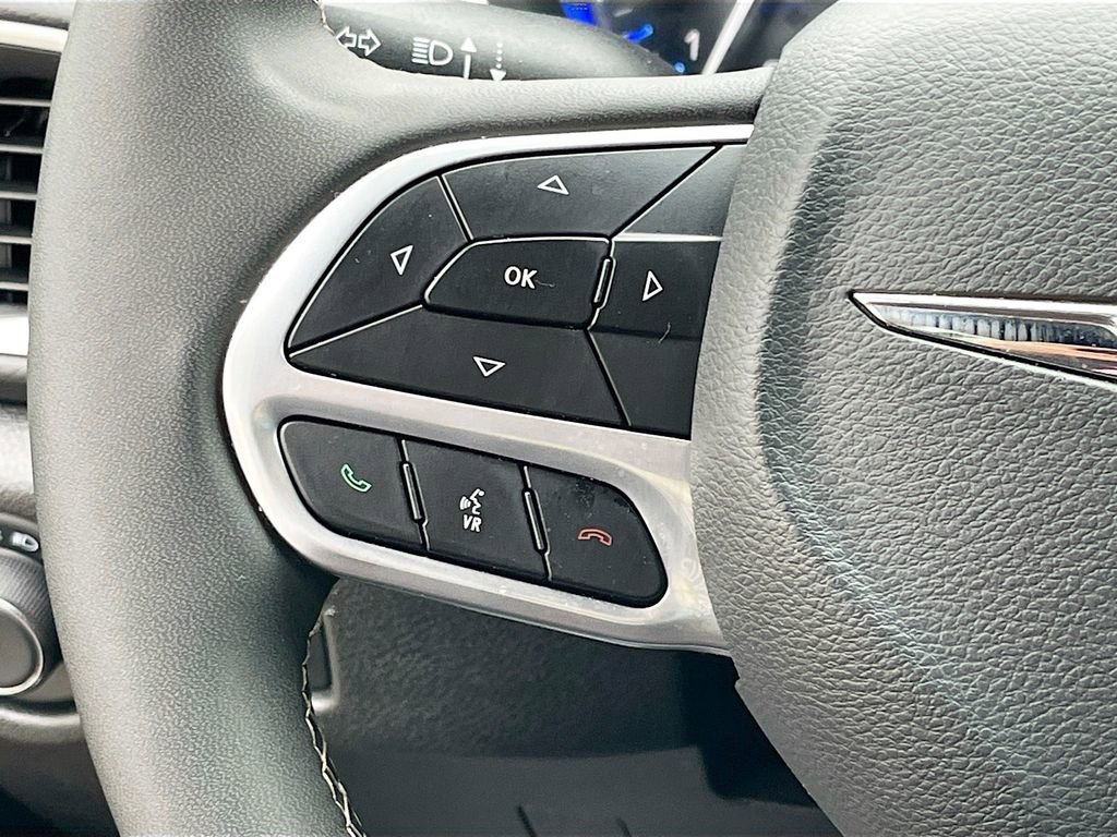 Used 2025 Chrysler Pacifica Select image 18