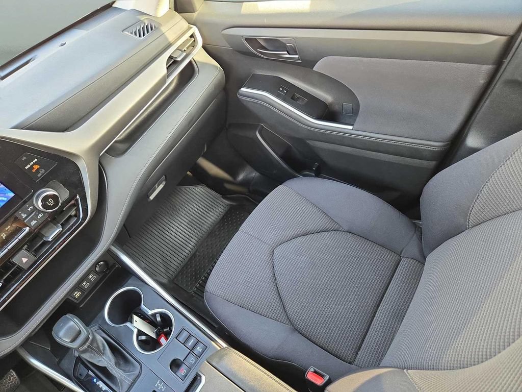 Used 2023 Toyota Highlander L FWD image 14