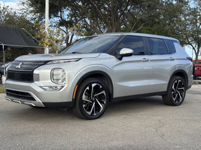 Used 2023 Mitsubishi Outlander SE image 2