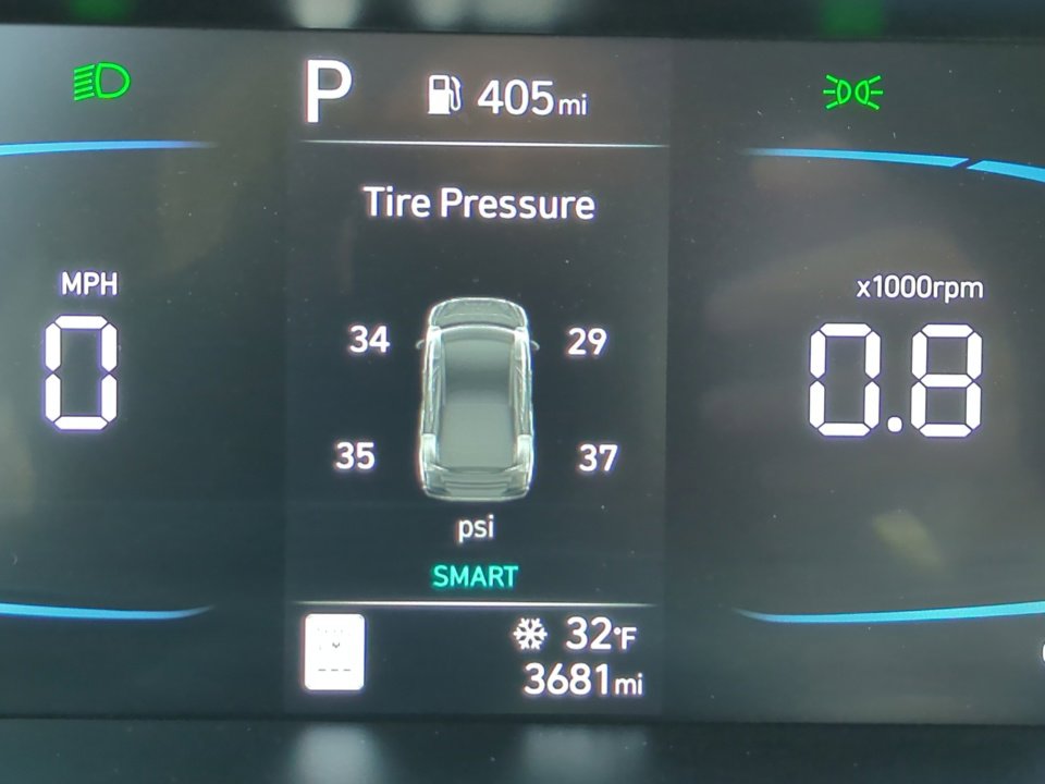 Certified 2025 Hyundai Elantra Sport image 22