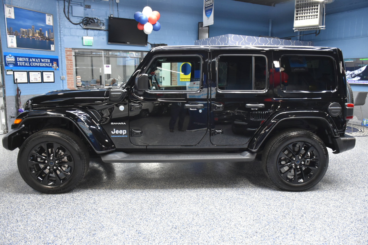 Used 2024 Jeep Wrangler Unlimited Sahara w/ Technology Group image 10
