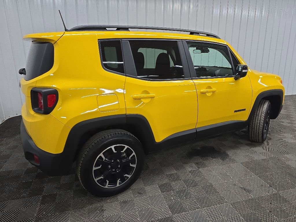 Used 2023 Jeep Renegade Latitude AWD/4WD image 3