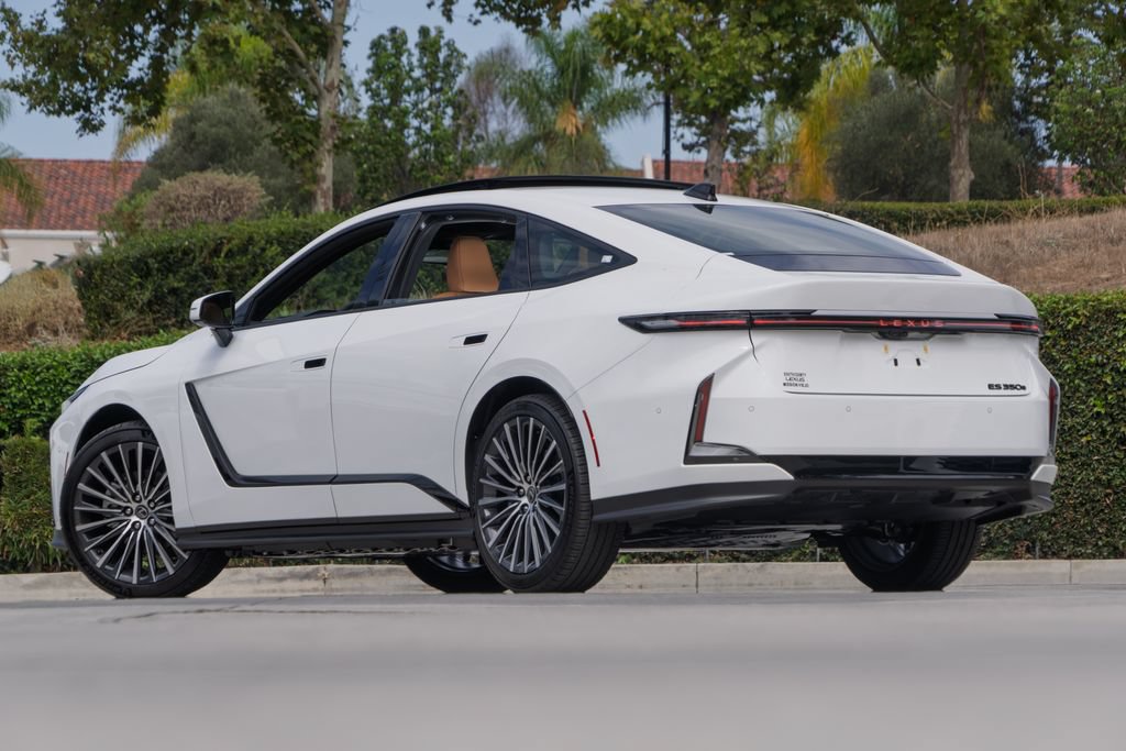 New 2026 Lexus ES 350e FWD image 3