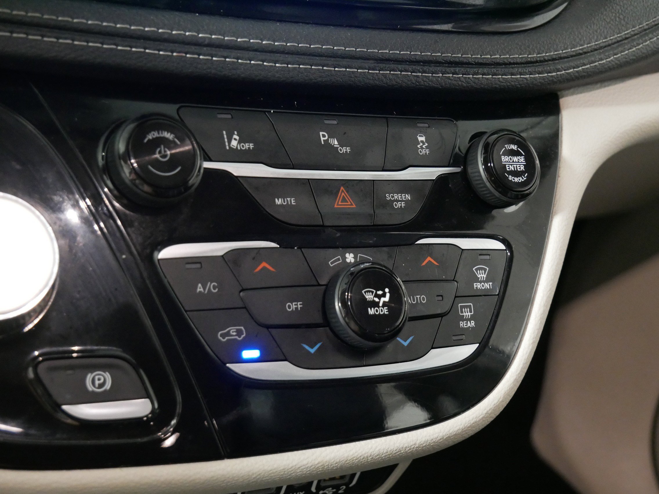 Used 2023 Chrysler Pacifica Touring-L FWD image 23