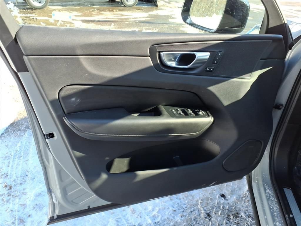 Used 2025 Volvo XC60 B5 Plus image 15