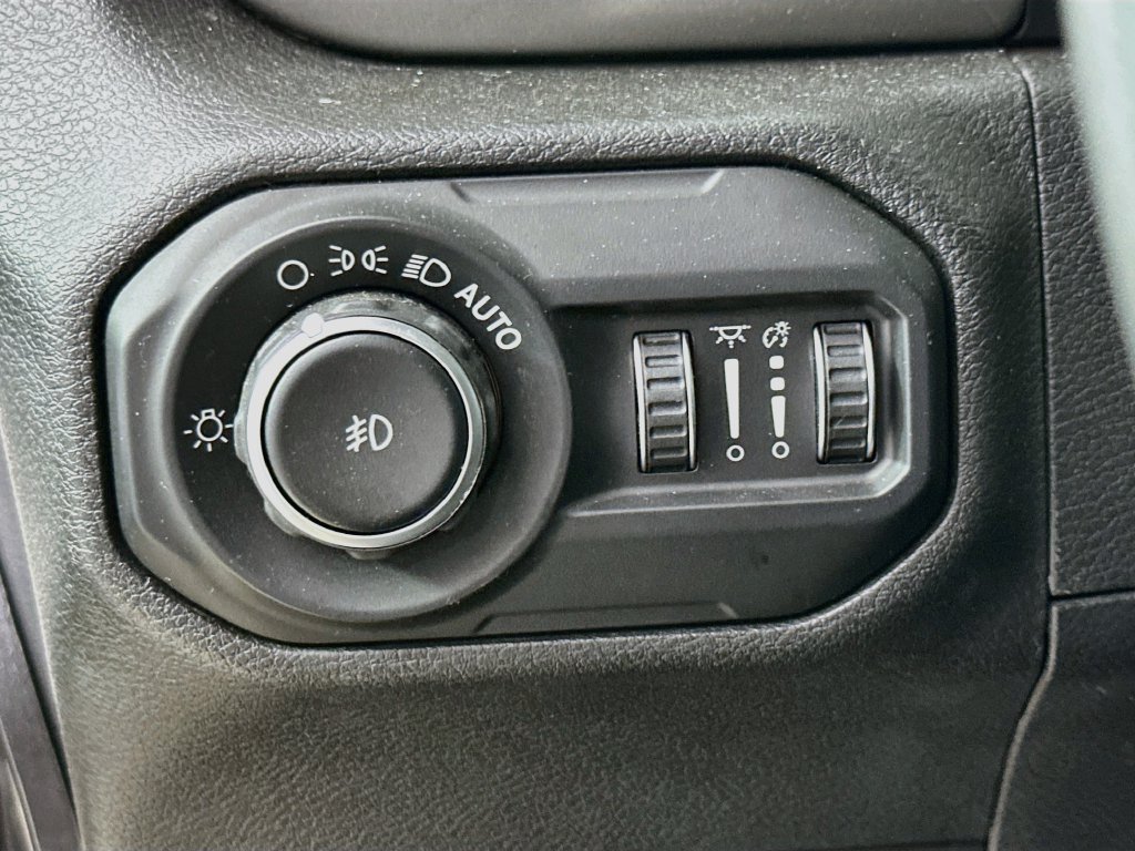 Used 2018 Jeep Wrangler Unlimited Sahara AWD/4WD image 12