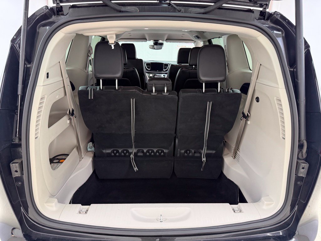 Used 2024 Chrysler Pacifica Touring-L FWD image 5