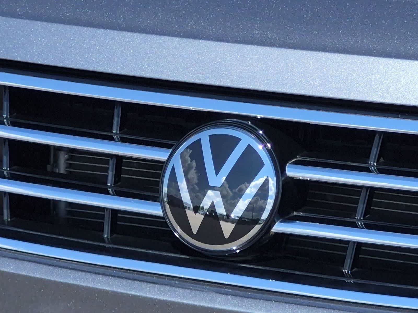 Used 2023 Volkswagen Tiguan SE w/ Panoramic Sunroof Package FWD image 11