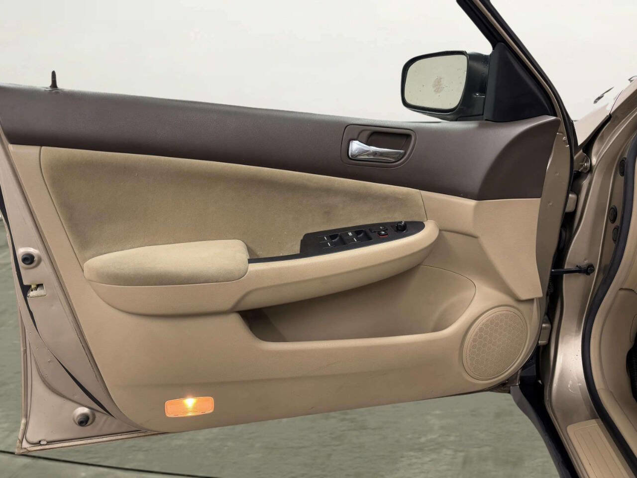 Used 2004 Honda Accord LX image 10