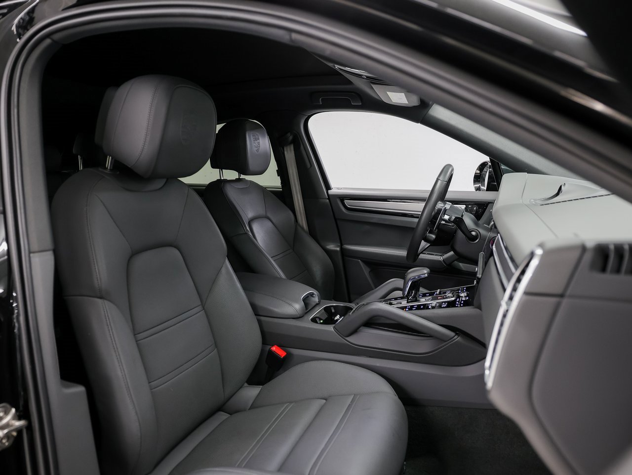 Certified 2023 Porsche Cayenne Platinum Edition image 29