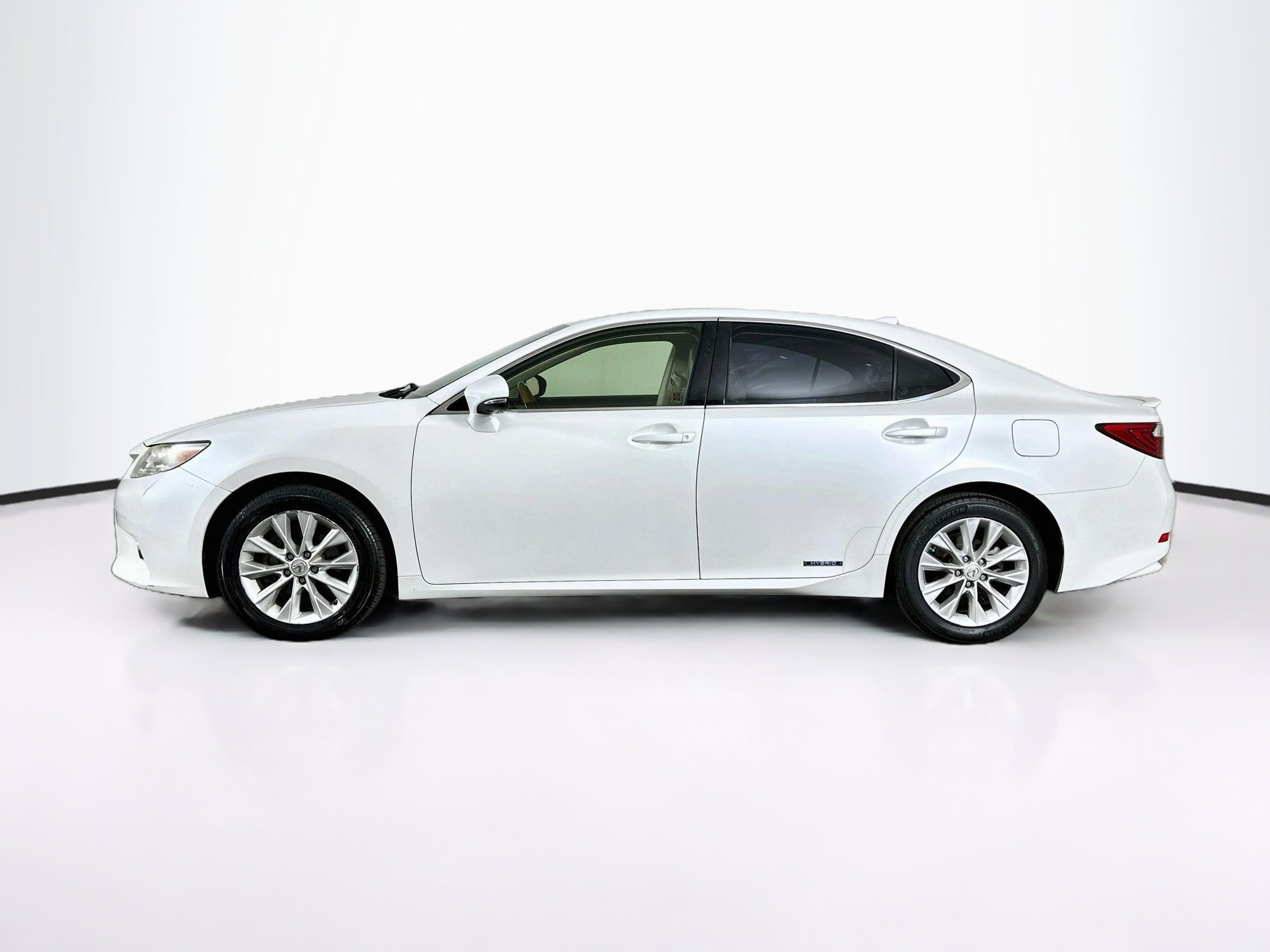 Used 2015 Lexus ES 300h w/ Navigation System Package FWD image 4