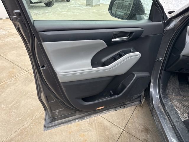 Used 2023 Toyota Highlander XLE image 18