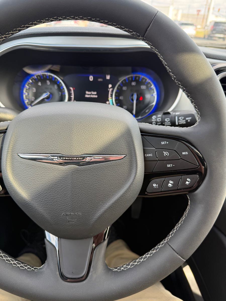 Used 2025 Chrysler Pacifica Limited image 17