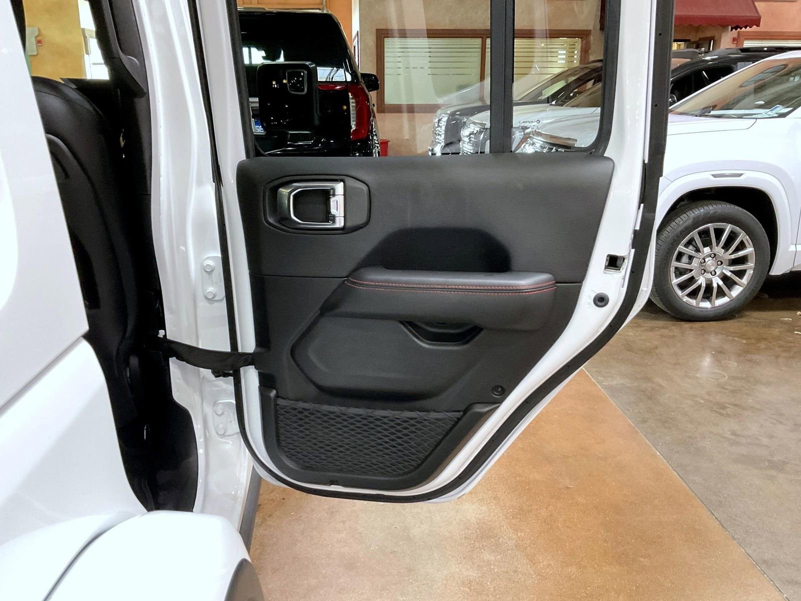 Used 2025 Jeep Wrangler Unlimited Rubicon image 17