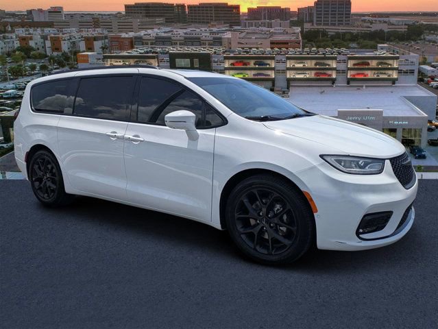 Used 2022 Chrysler Pacifica Limited w/ Uconnect Theater Family Group FWD image 1