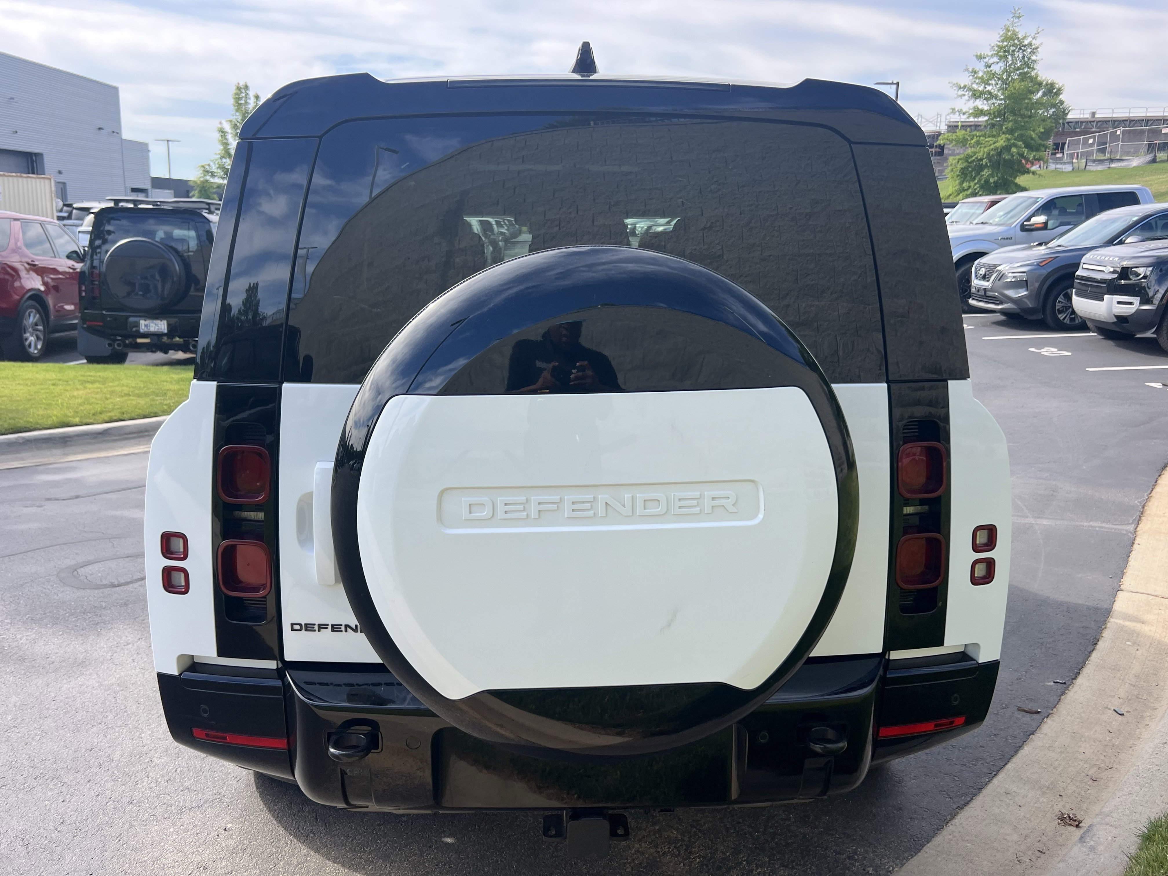 Used 2025 Land Rover Defender 130 X-Dynamic SE AWD/4WD image 5