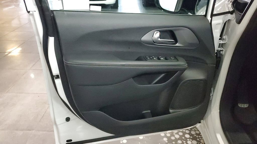 Used 2025 Chrysler Voyager LX image 19