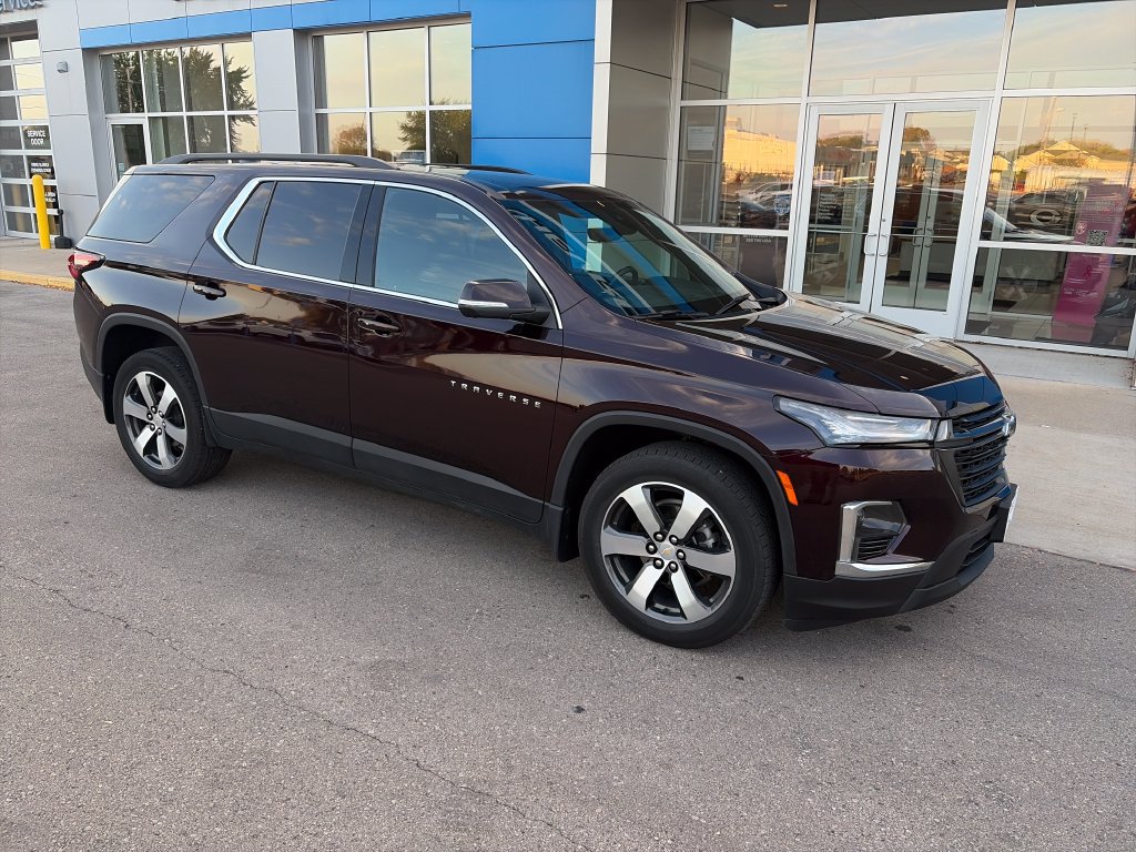 Used 2023 Chevrolet Traverse LT w/ LT Premium Package AWD/4WD image 2