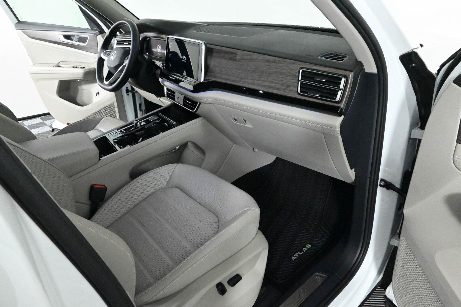 Certified 2025 Volkswagen Atlas SEL AWD/4WD image 11