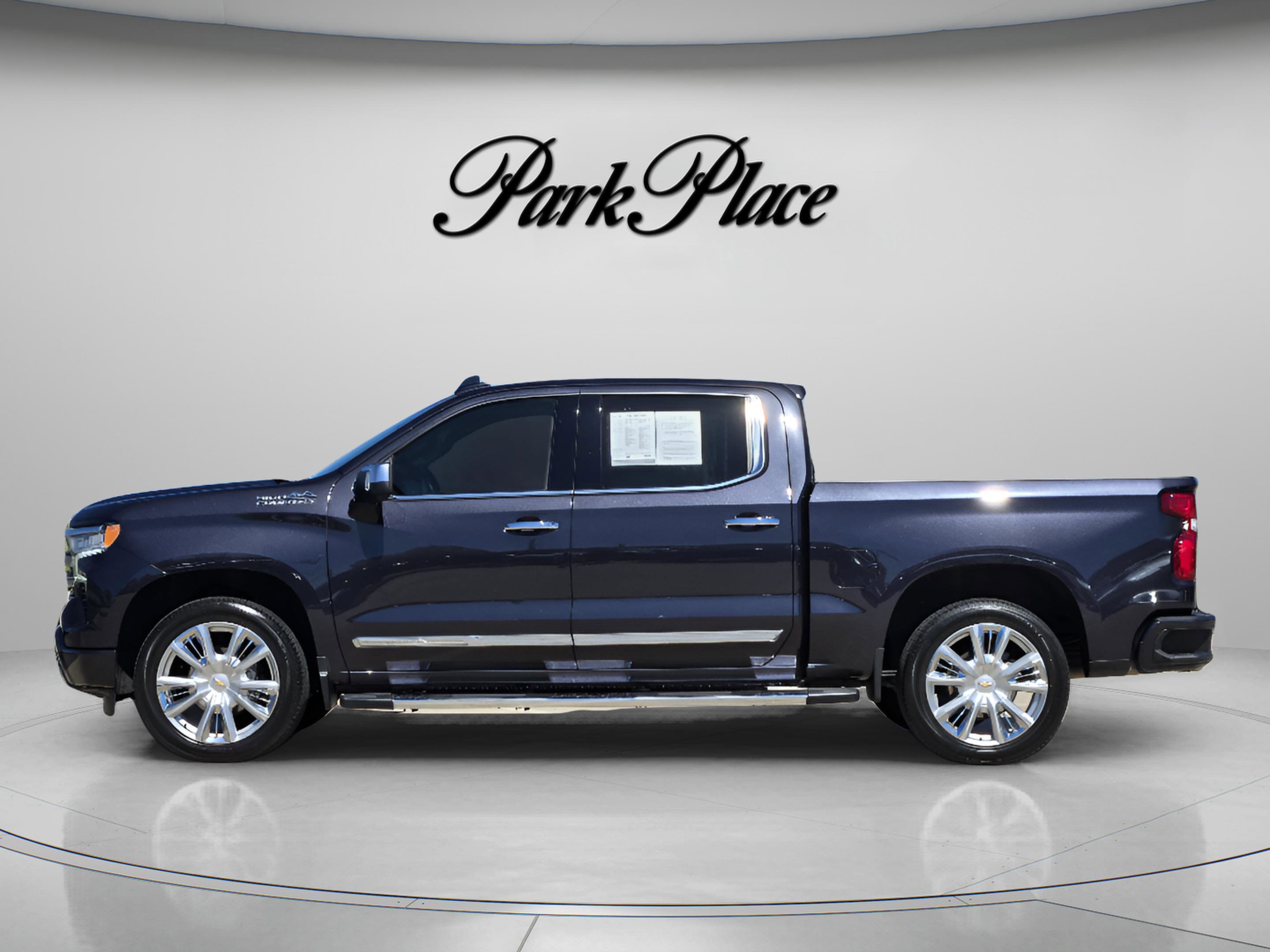 Used 2023 Chevrolet Silverado 1500 High Country w/ Technology Package image 2