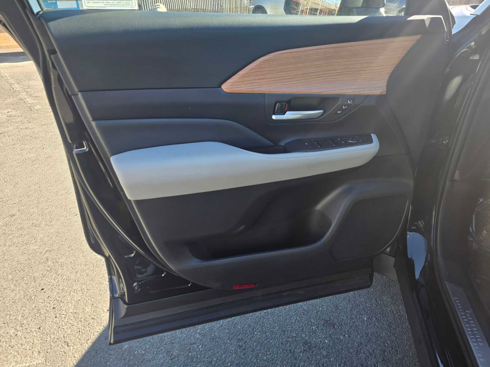 Used 2024 Toyota Grand Highlander Limited image 24