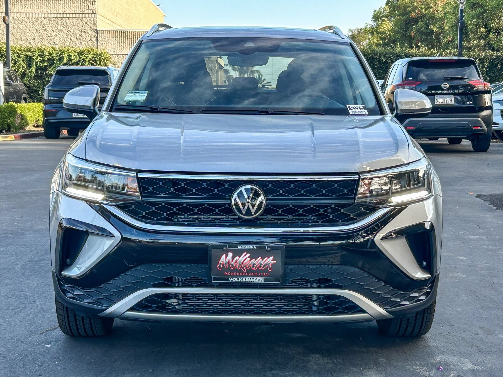 Used 2023 Volkswagen Taos SE w/ Panoramic Sunroof Package FWD image 2