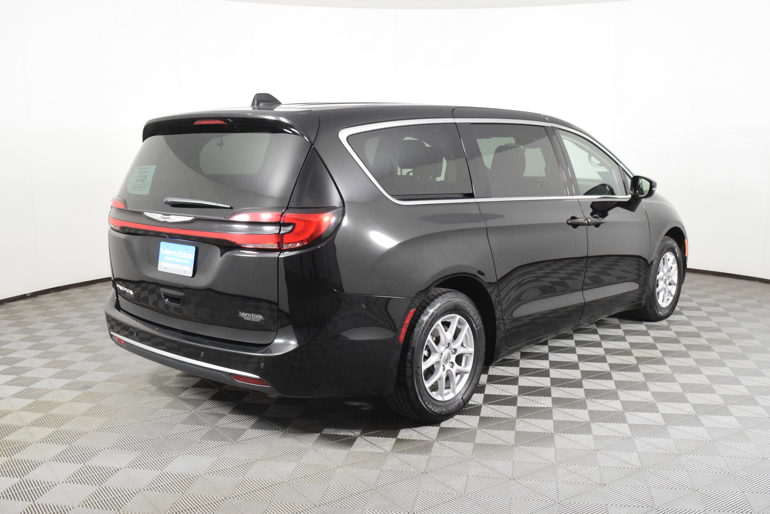 Used 2024 Chrysler Pacifica Touring-L image 5