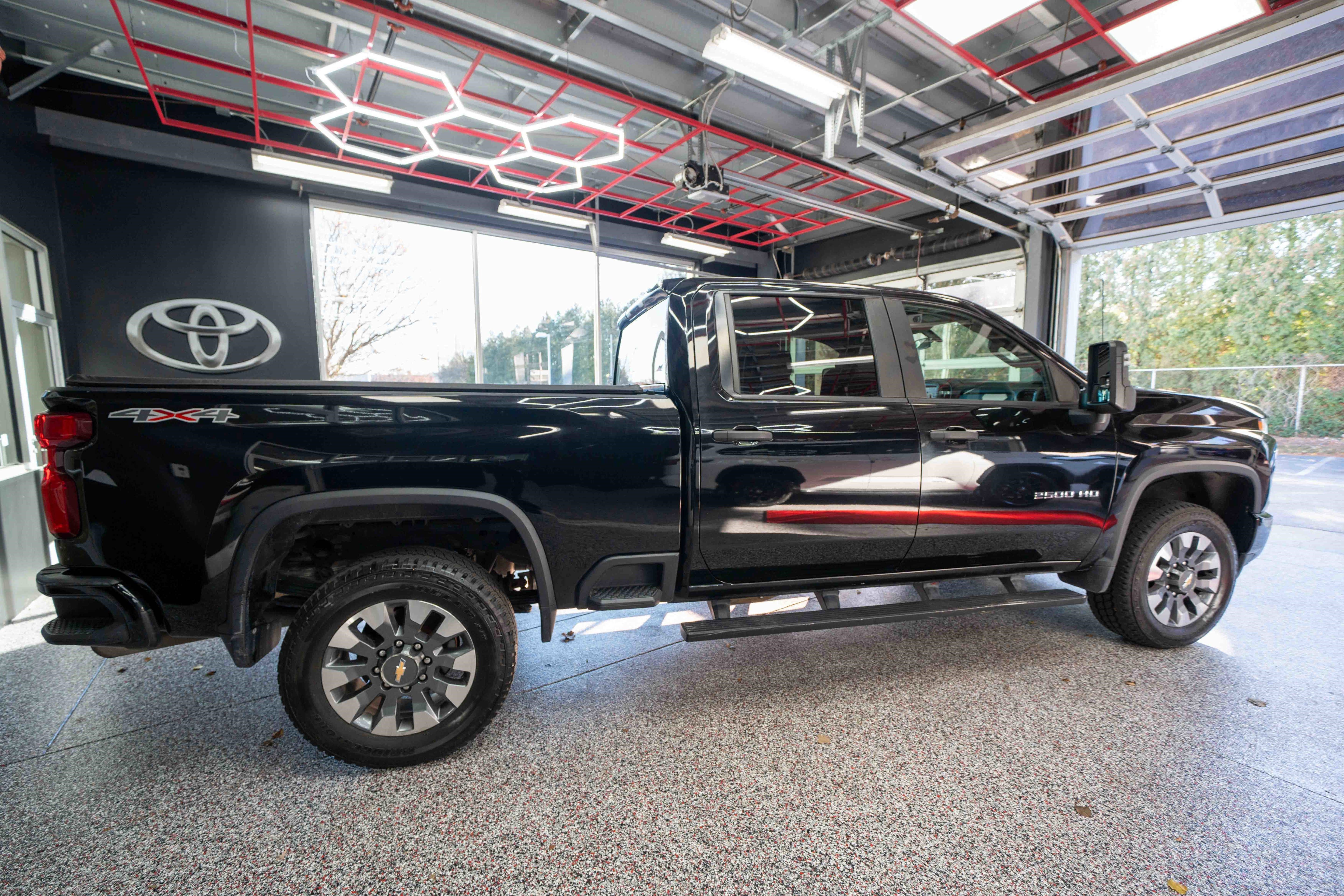 Used 2021 Chevrolet Silverado 2500 Custom w/ Custom Value Package image 4