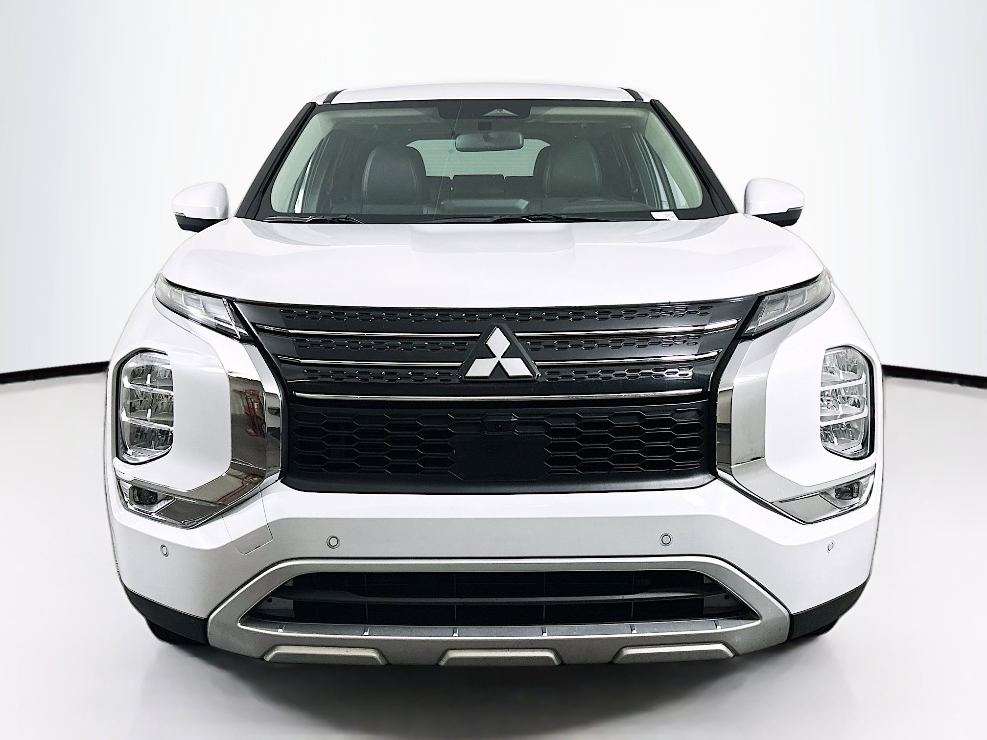 Used 2024 Mitsubishi Outlander SE image 2