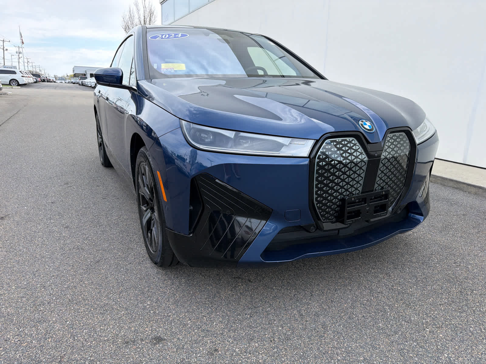 Used 2024 BMW iX xDrive50 w/ Sport Package AWD/4WD image 3
