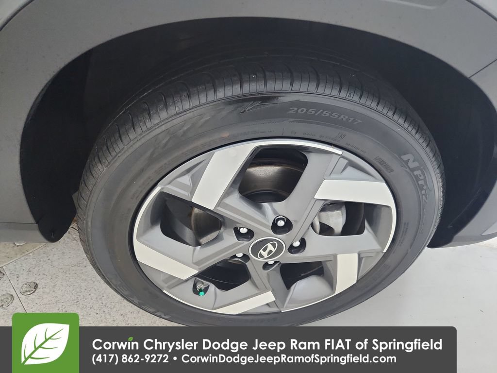 Used 2025 Hyundai Venue SEL FWD image 34