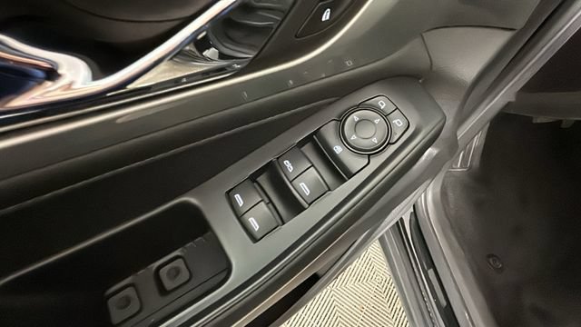 Used 2022 Chevrolet Traverse LT FWD image 11